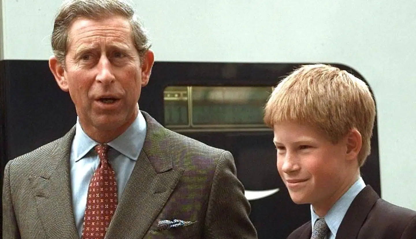 Arkivfoto af en ung prins Harry med sin far, prins Charles.