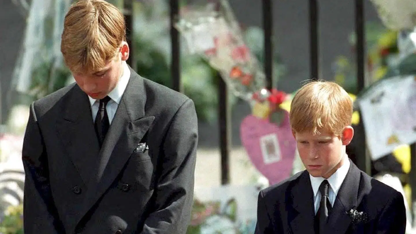 Prins William og prins Harry til begravelsen af deres mor.