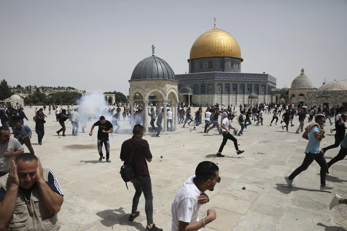 Der er fredag eftermiddag udbrudt nye gadekampe mellem israelsk politi og palæstinensiske demonstranter i området ved al-Aqsa moskéen i Jerusalem. Det sker trods en våbenhvileaftale, der blev indgået for Gaza torsdag. Mahmoud Illean/Ritzau Scanpix