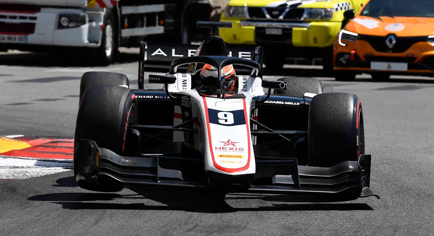Christian Lundgaard pressede den førende Guanyu Zhou hårdt i den indledende fase af løbet i Monte Carlo.
