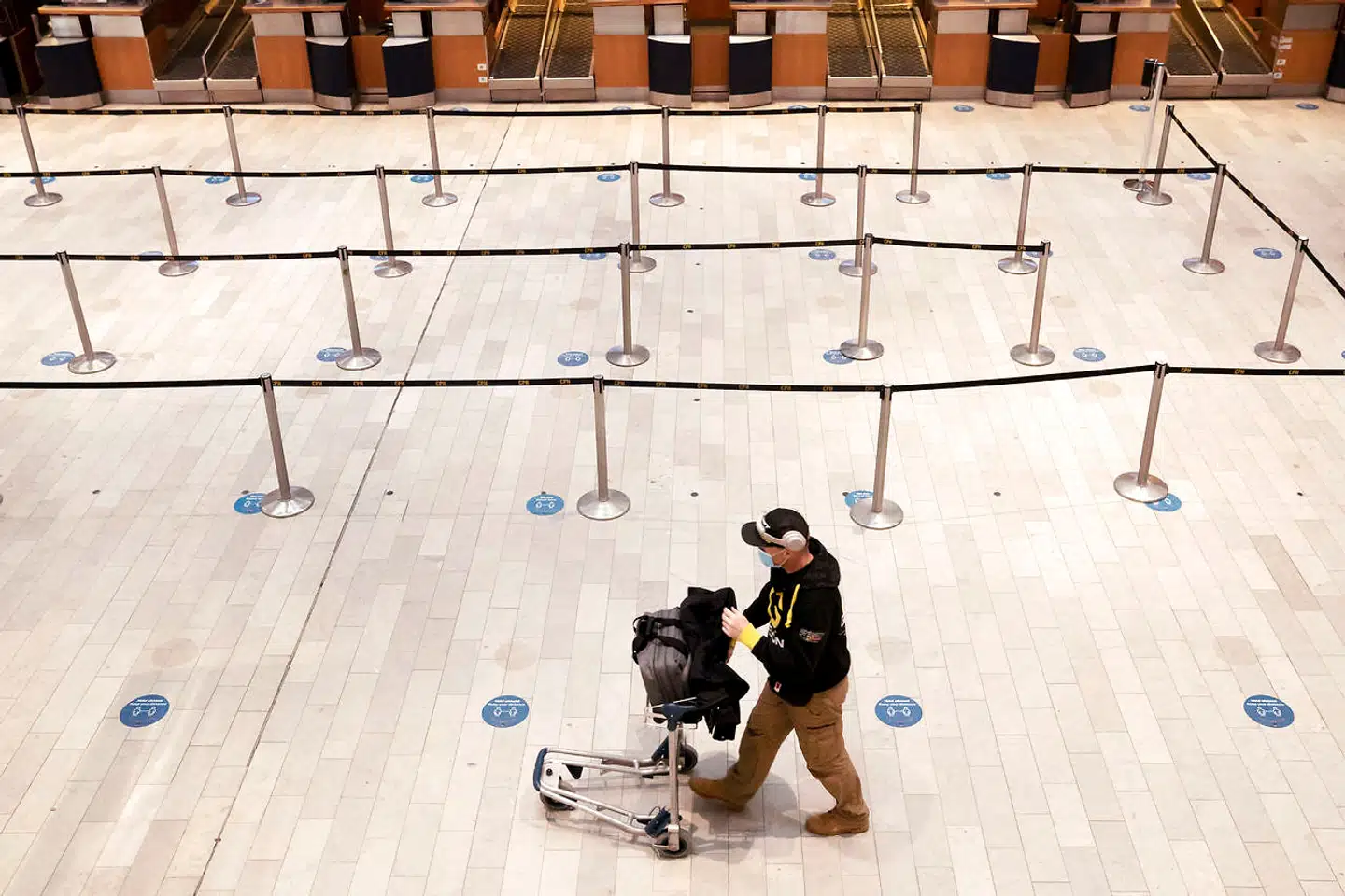 Københavns Lufthavn ligger øde hen. Rejsebranchen er blandt de hårdest ramte af coronakrisen, og selskaberne står nu til at skulle tilbagebetale for meget modtaget statsstøtte efter at have modtaget fejlagtig rådgivning fra Rejsegarantifonden. Det siger EU-loven. Pernille W. Jessen, ekspert i EU-ret, siger, at EU-loven ikke er til at bøje på det område, selvom det er det, politikere og branchen ønsker, at man gør.