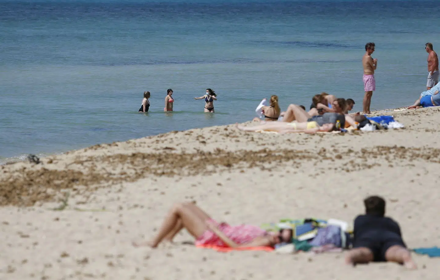 Det første danske charterfly i syv måneder flyver fredag til Mallorca, her ses en strand ved Palma.