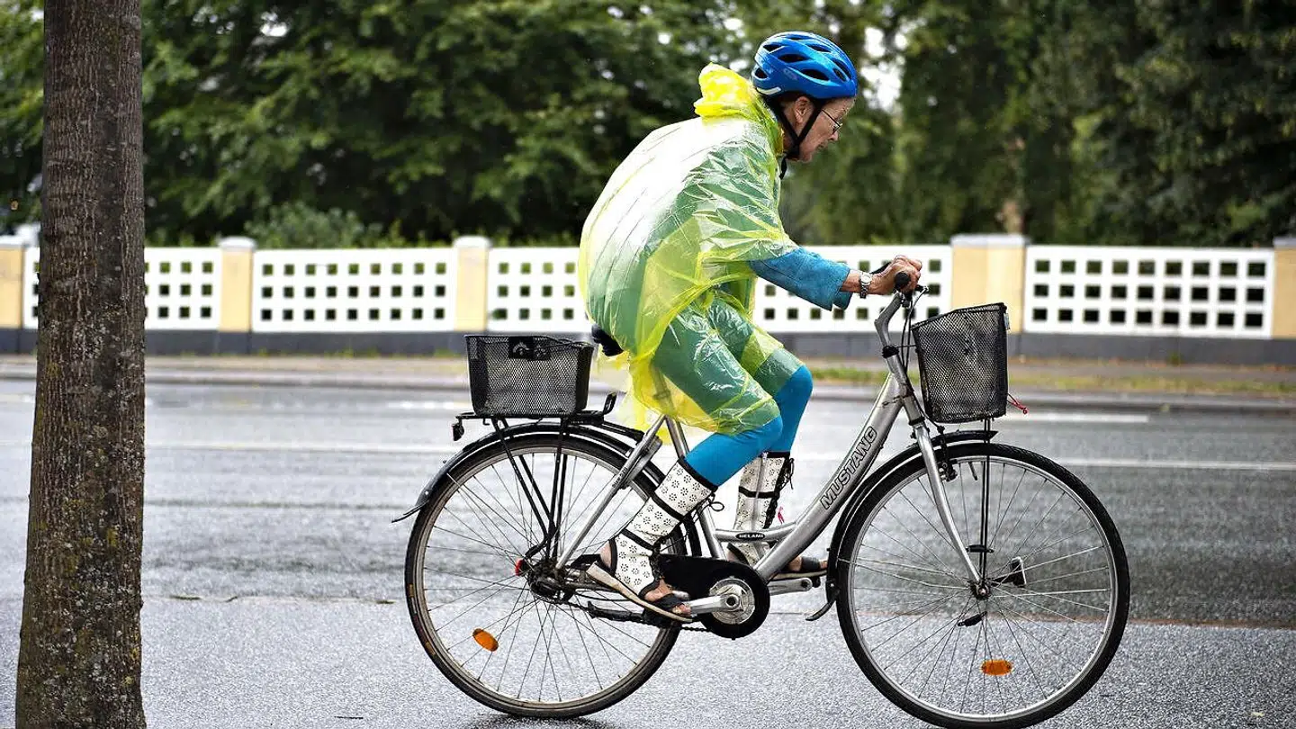Både fredag og i pinsedagene er det en god idé at ruste sig med en paraply eller regnfrakke. Det ser nemlig gråt og vådt ud. (Arkivfoto)