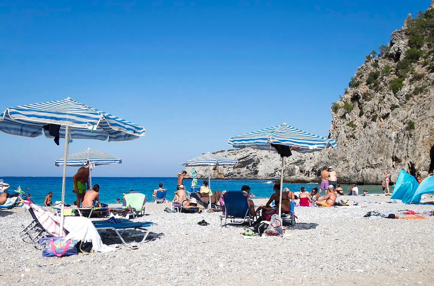 Det nye EU-covid-pas skal give Europas borgere mod på at booke rejser hen over sommeren. Her er det ferierende på en strand i Grækenland