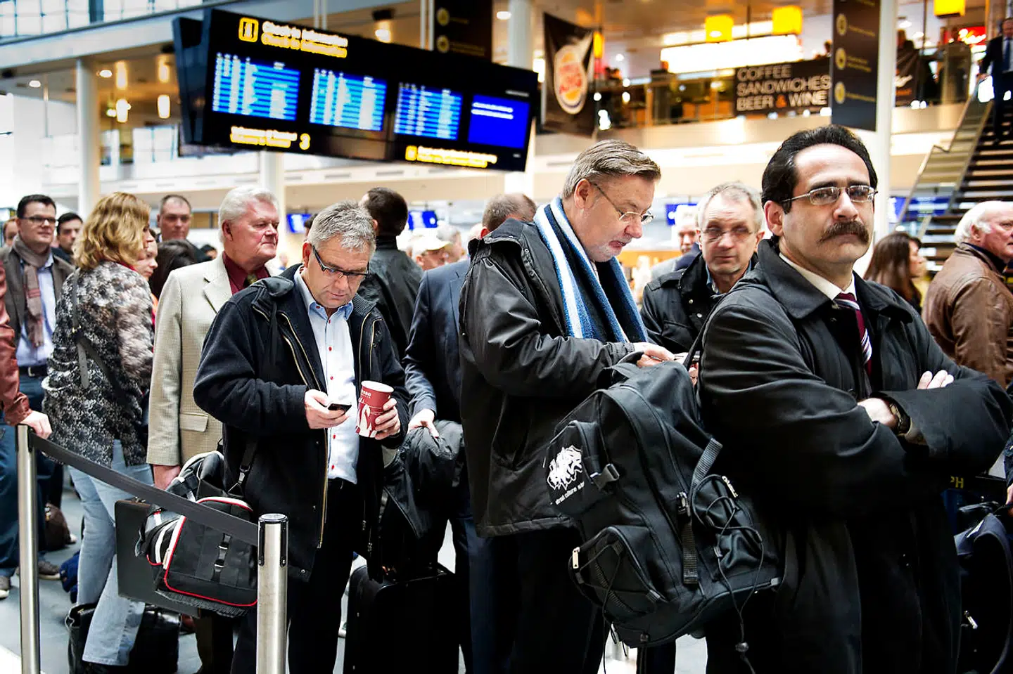 Lange køer ved grænserne trer denne sommers rejser. Det er uvist i hvilklet omfang det nye EU-pas vil hjælpe.