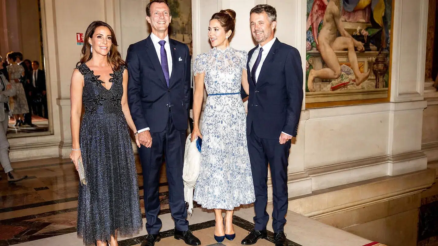 Kronprins Frederik og kronprinsesse Mary bliver modtaget af prins Joachim og prinsesse Marie ved en middag på rådhuset i Paris, Hotel de Ville i oktober 2019.