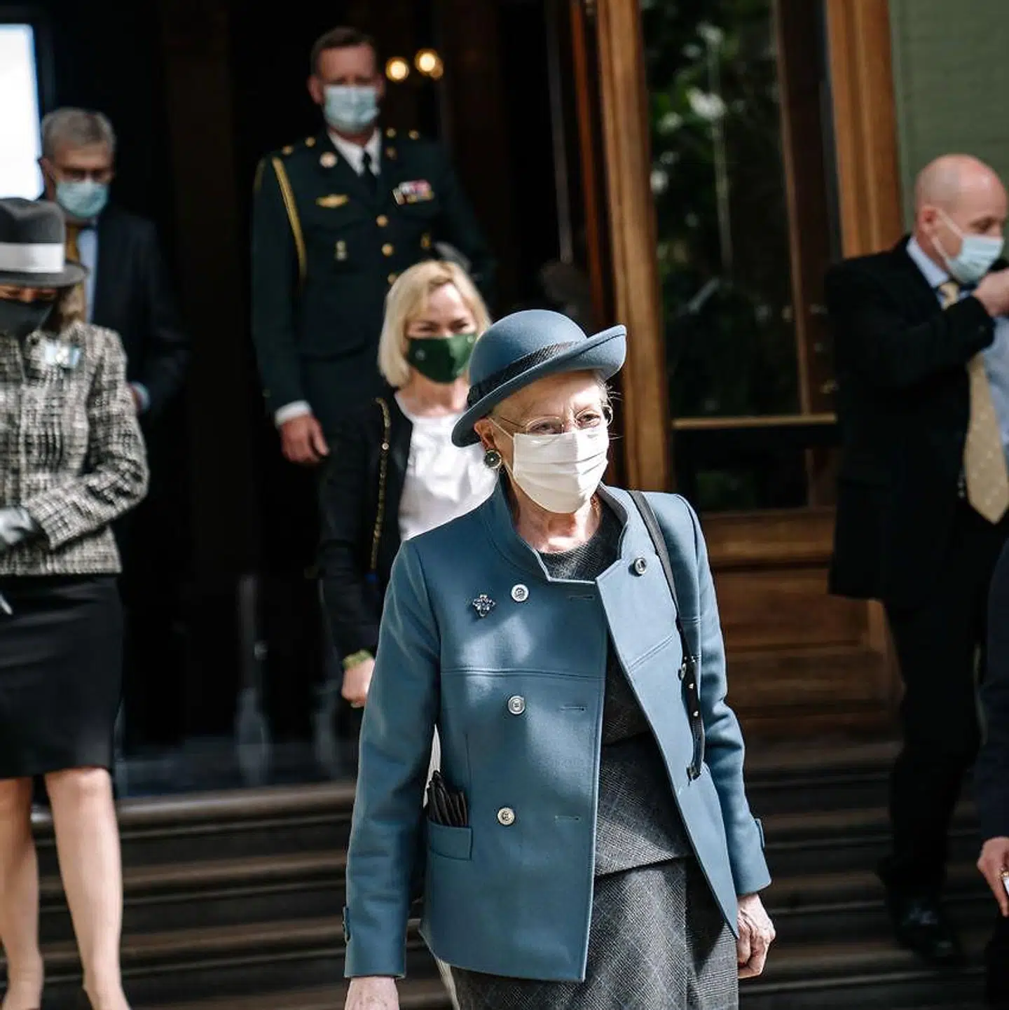 Dronning Margrethe iført mundbind under åbningen af udstillingen 'Auguste Rodin – Forskydninger' på Glyptoteket.
