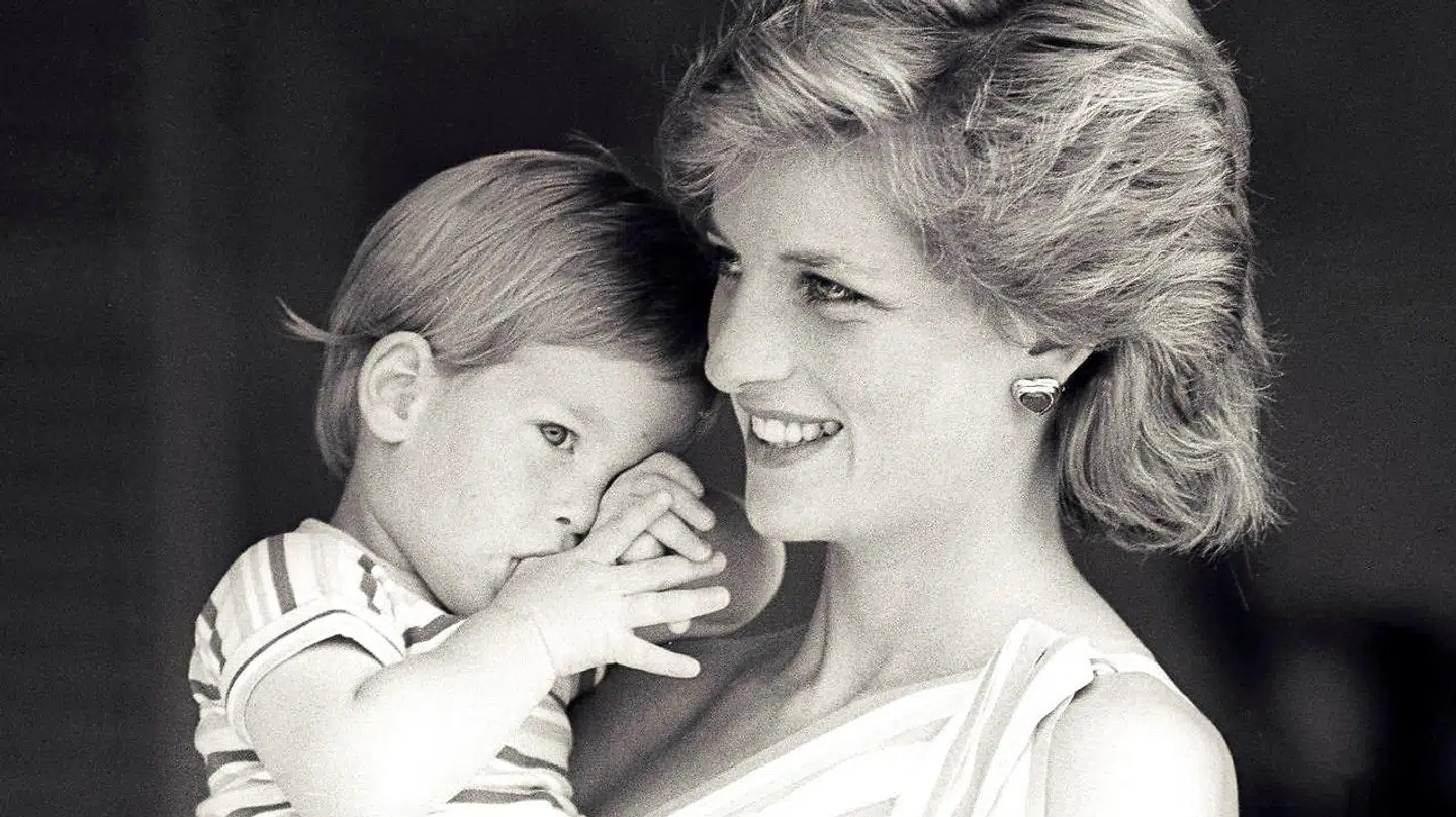 Prinsesse Diana og sønnen, prins Harry, afbilledet sammen under en ferie i Spanien i 1988. REUTERS/Hugh Peralta/File Photo