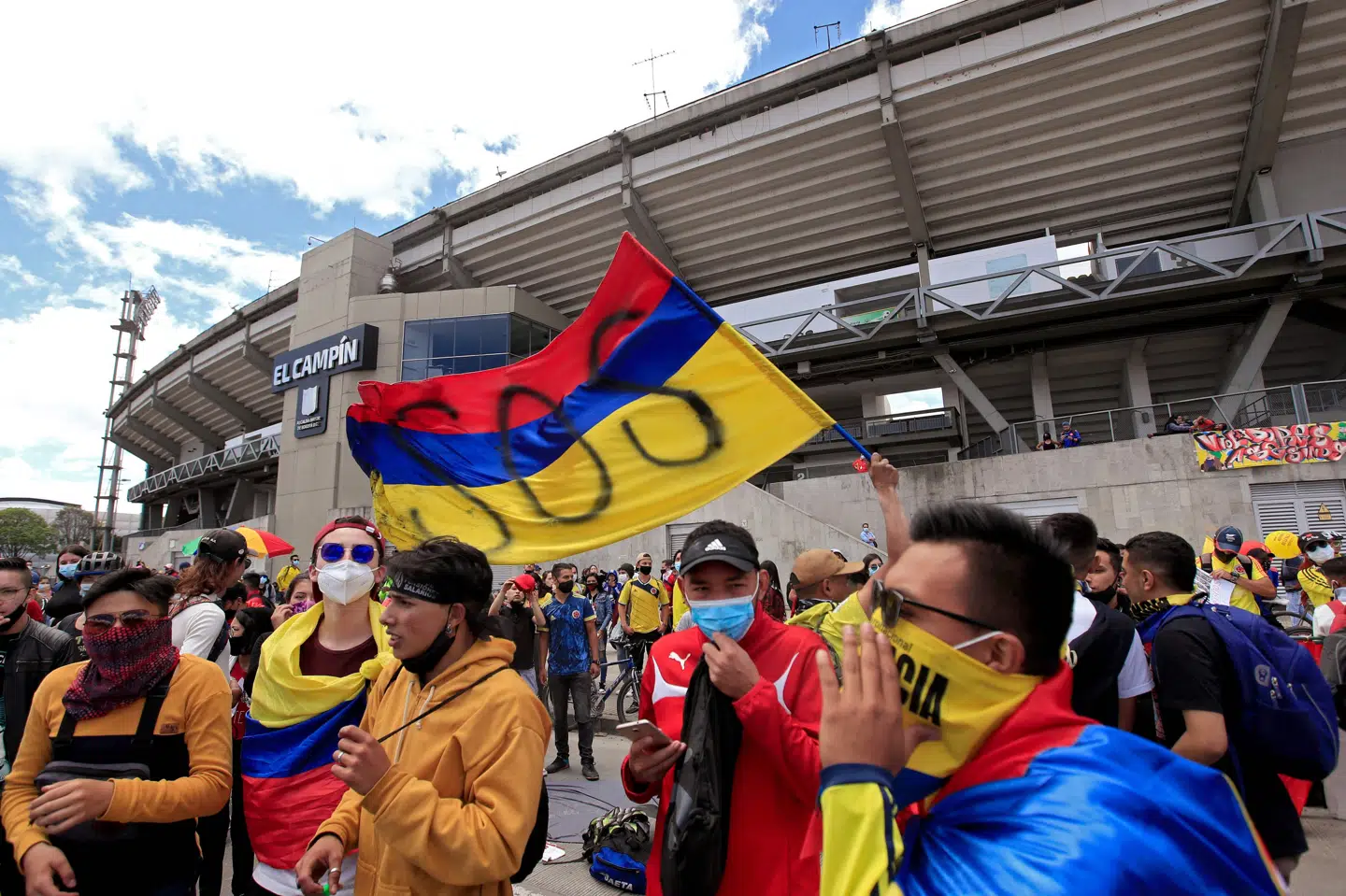 Demonstranter protesterede onsdag mod afholdelsen af Copa América i Colombia foran El Campin Stadium i landets hovedstad, Bogotá. Daniel Munoz/Ritzau Scanpix