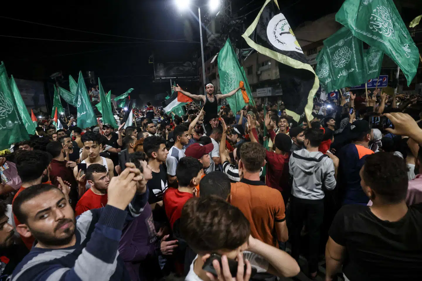 Palæstinensere fejrer en våbenhvile, som er indgået mellem Israel og Hamas.