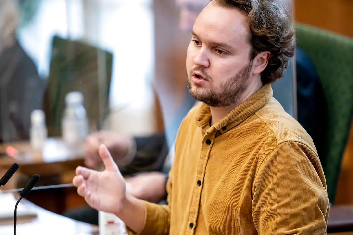 Forslaget om at indføre en 'Ja tak'- ordning fremsættes af SF med miljøordfører Carl Valentin i spidsen.