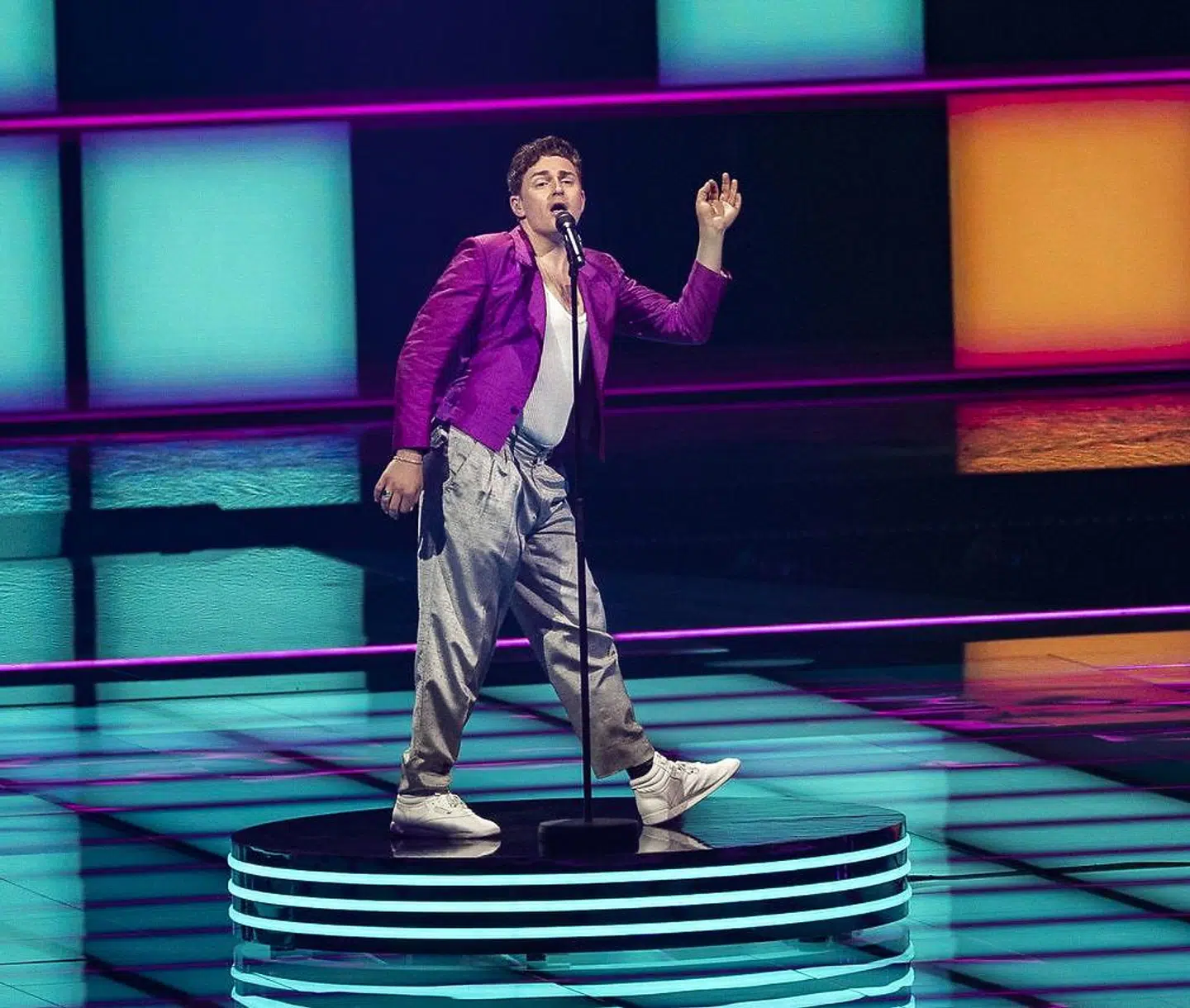 Jesper Groth på scenen med 'Øve os på hinanden'.