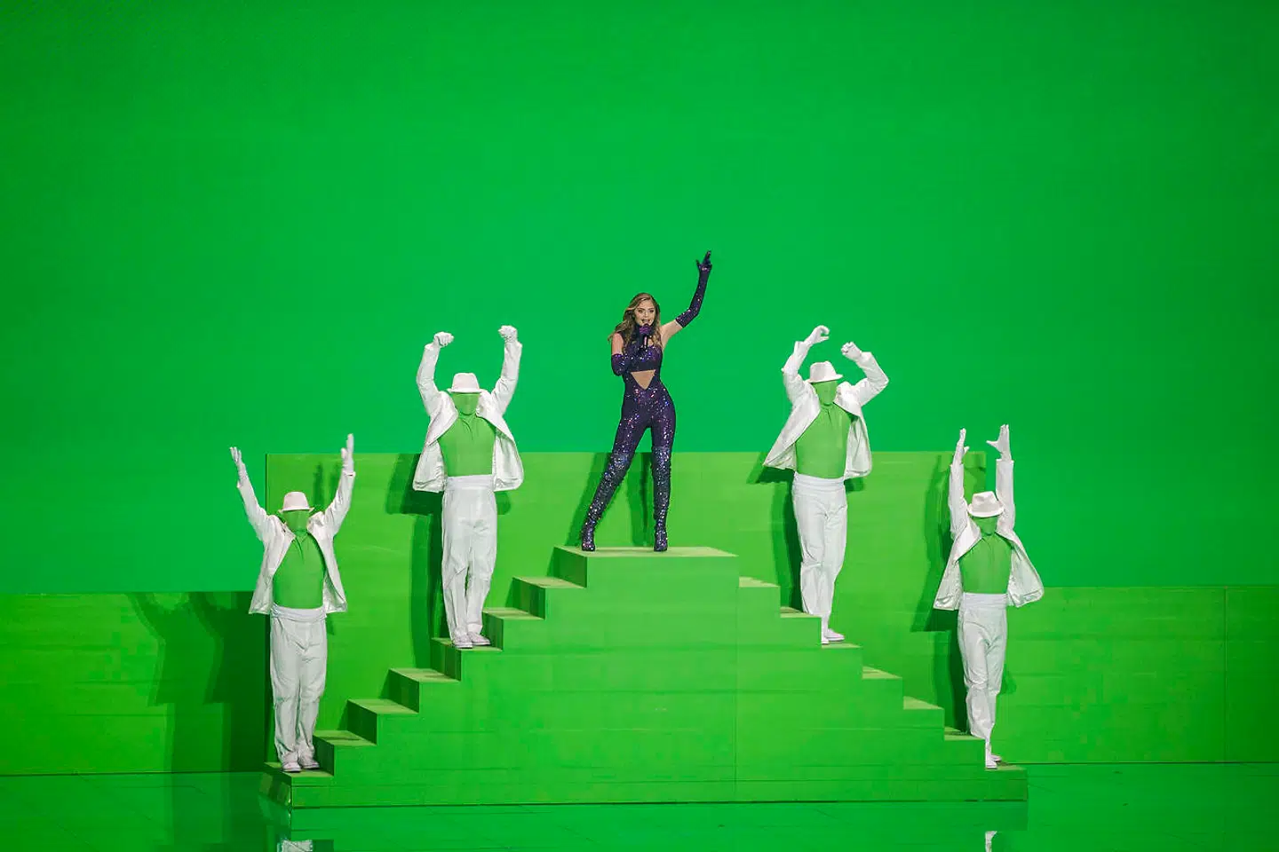 Her ses et billede af den græske sangerinde Stefania under en prøve til Eurovision sammen med de grøn- og hvidklædte dansere.