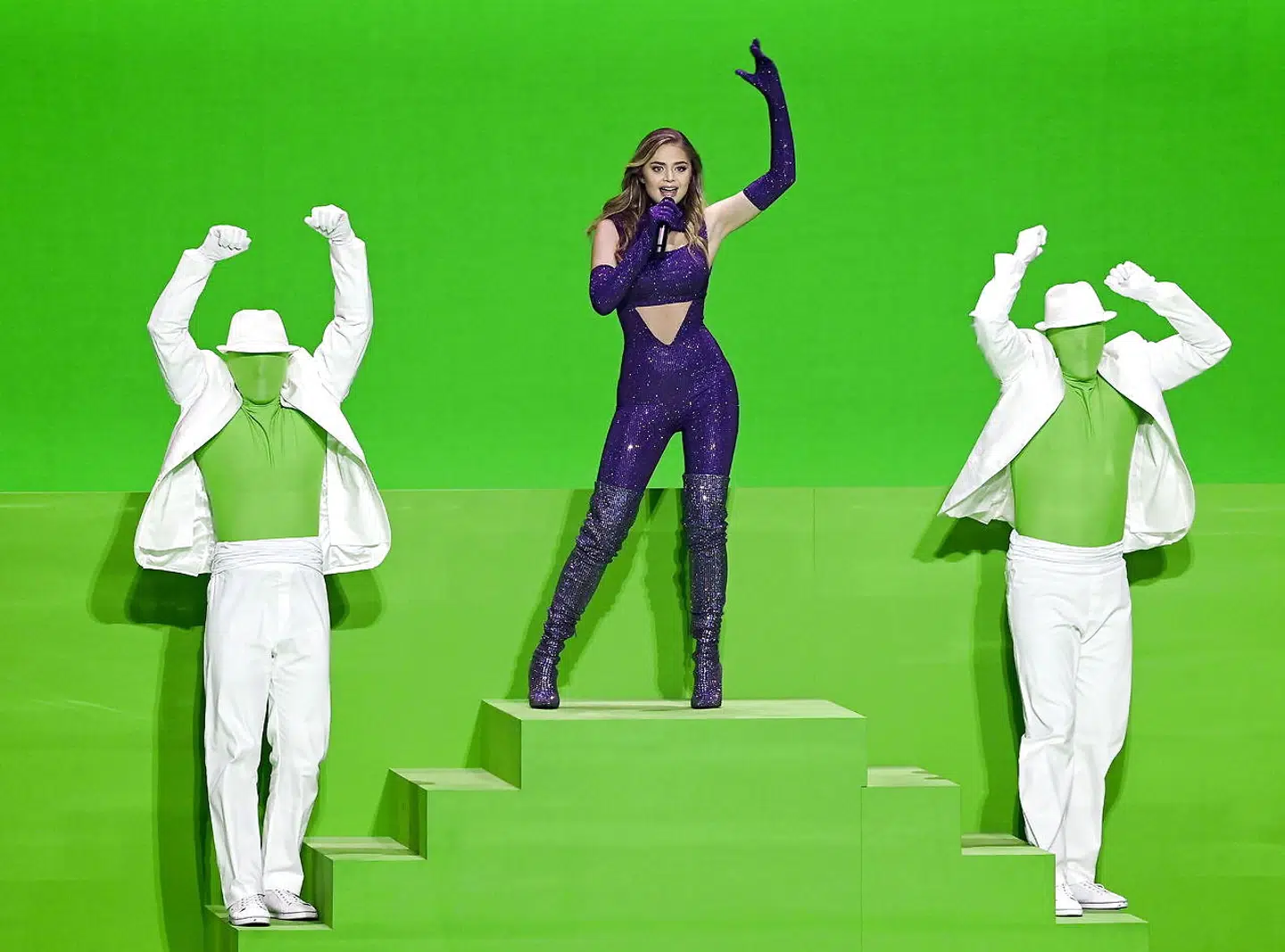 Her ses et billede af den græske sangerinde Stefania under en prøve til Eurovision sammen med de grøn- og hvidklædte dansere.