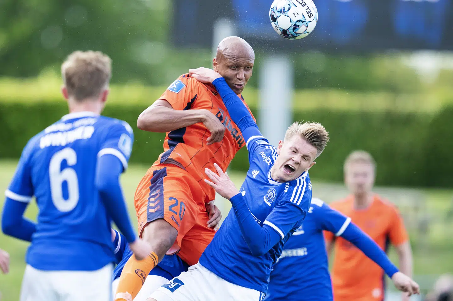 OB-spilleren Ayo Simon Okosun (i midten) og Lyngbys Emil Kornvig ses her i duel om bolden i torsdagens superligakamp. Claus Bech/Ritzau Scanpix