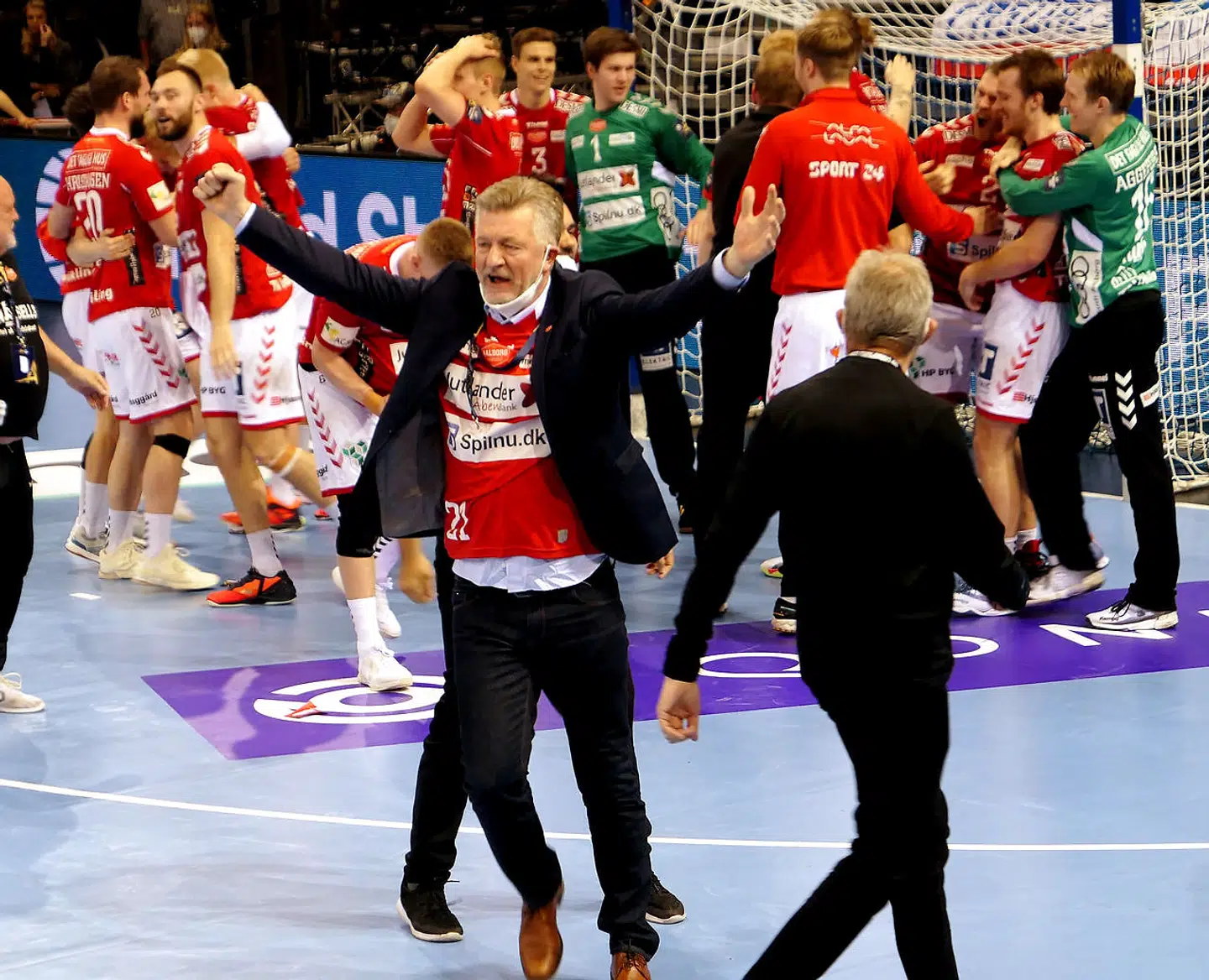 SG Flensburg Handewitt vs Aalborg Håndbold. Onsdag den 19. maj 2021. 33-29 var nok til at Aalborg Håndbold nu er i FINAL4. Forrest ses en jublende direktør Jan Larsen fra Aalborg Håndbold.