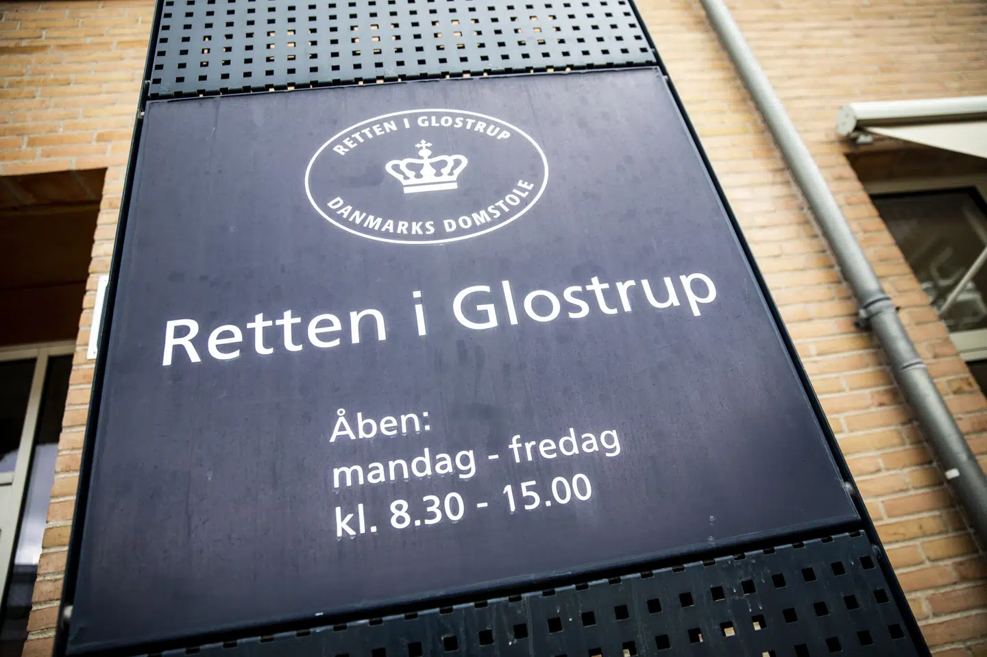 Tre mænd står ved Retten i Glostrup tiltalt for at have svindlet med lønkompensation for knap 1,5 millioner kroner. To af mændene erkender svindel, mens den tredje nægter sig skyldig.(Arkivfoto). Olafur Steinar Gestsson/Ritzau Scanpix