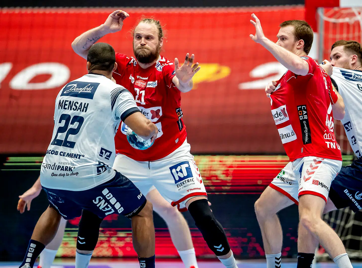 CL herrehåndbold 1/4-finale 1. kamp Aalborg Håndbold - SG Flensburg-Handewitt. Slut 26-21 Mads Mensah Larsen (22) og Henrik Møllgaard (21) Aalborg. (Foto: René Schütze/Ritzau Scanpix)