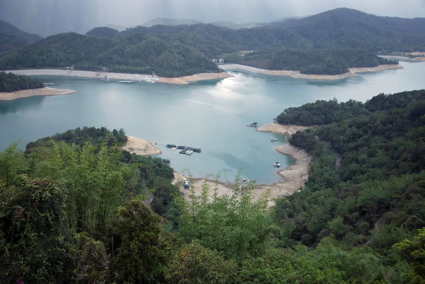 På dette foto er det tydeligt at se, hvordan vandet er fordampet under den strenge tørke, der har ramt området.