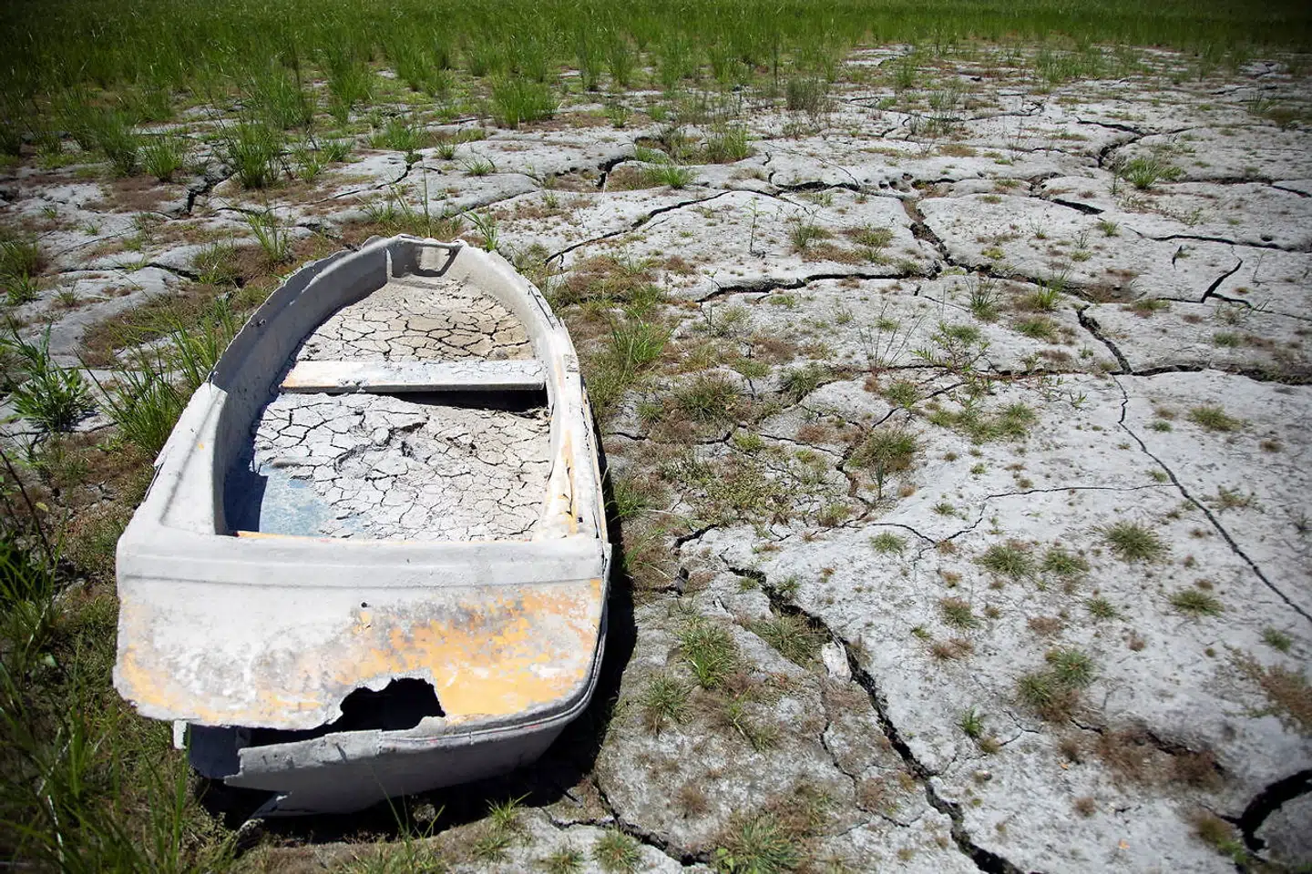En gammel båd er efterladt på det, der engang var bunden af Sun Moon-søen.
