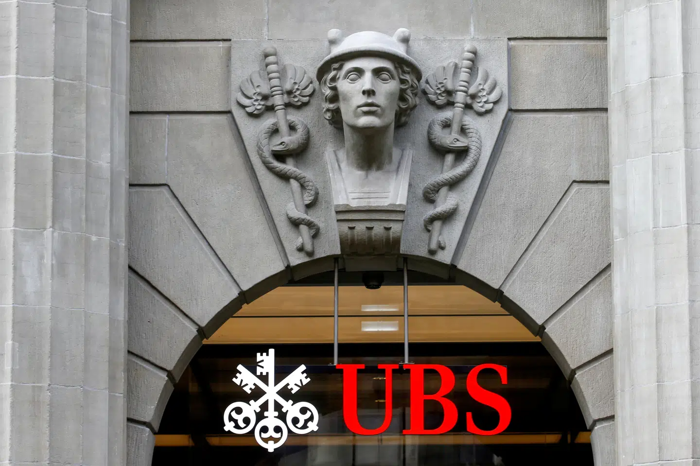 Den schweiziske velhaverbank UBS er en blandt tre banker, der har fået en bøde for at have deltaget i kartelsamarbejde med en række andre banker. (Arkivfoto) Arnd Wiegmann/Reuters
