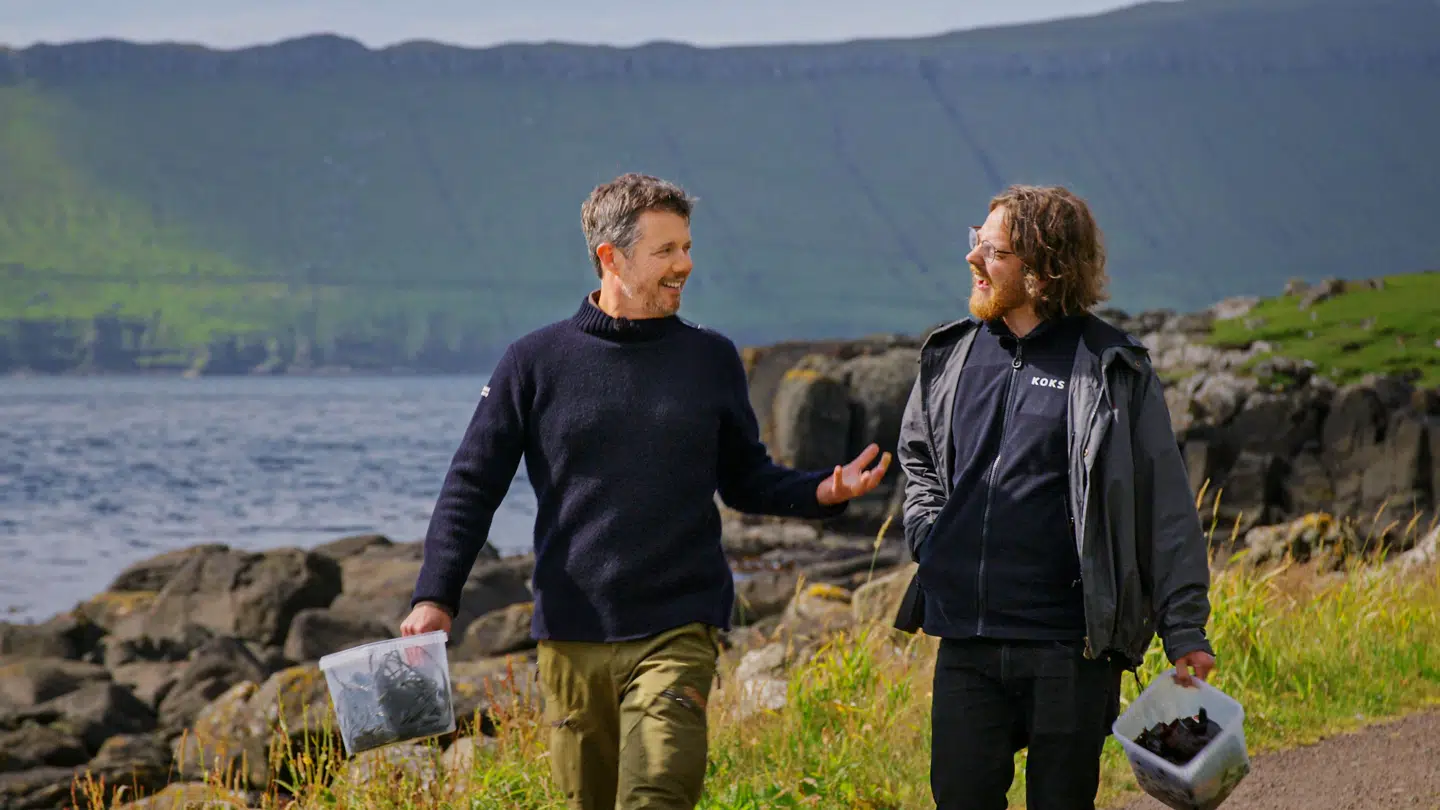 Under en sanketur med Michelin-kokken fra den færøske restaurant Koks, fortæller Frederik om at spise snegle før middagen. Foto DR.