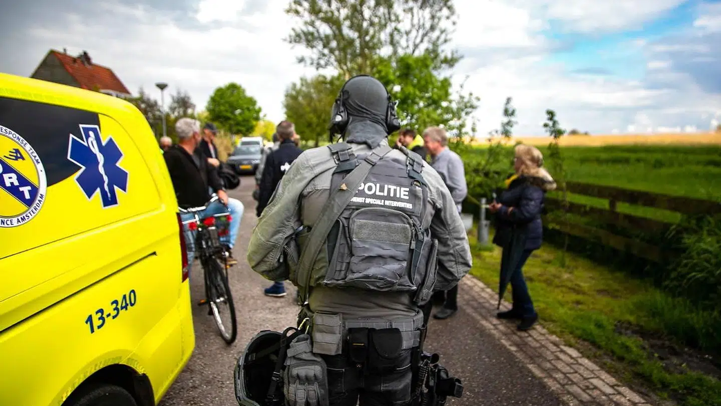 En dramatisk politijagt efter et voldsomt røveri endte onsdag formiddag i den lille by Broek tæt på Amsterdam.