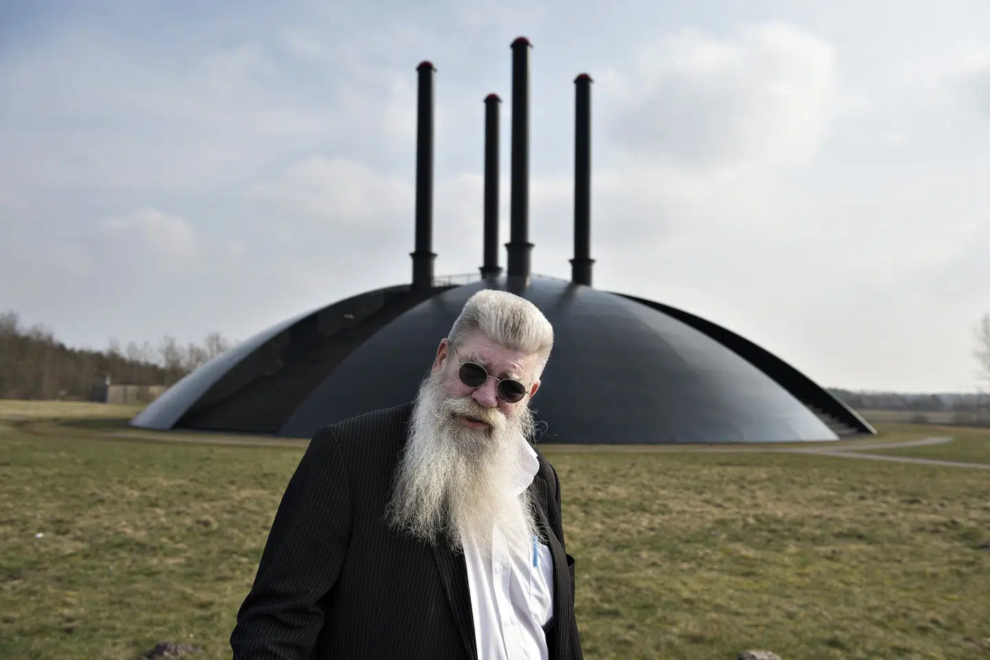 Ingvar Cronhammar har skabt værket Elia i Herning, der ses bag billedhuggeren. Cronhammar er torsdag død, 73 år gammel. (Arkivfoto). Henning Bagger/Ritzau Scanpix
