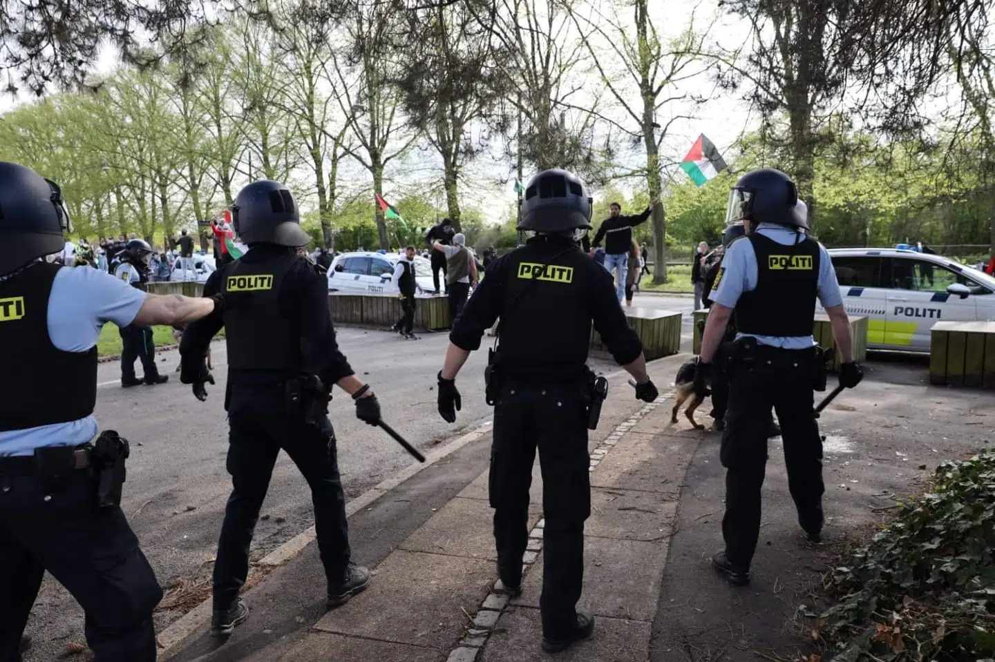 Den 14. maj var der demonstration til fordel for palæstinenserne foran Israels ambassade i Hellerup. To personer blev umiddelbart anholdt og varetægtsfængslet. Onsdag blev en 17-årig dreng anholdt, og han er torsdag blevet varetægtsfængslet. Presse-Fotos.dk/Ritzau Scanpix