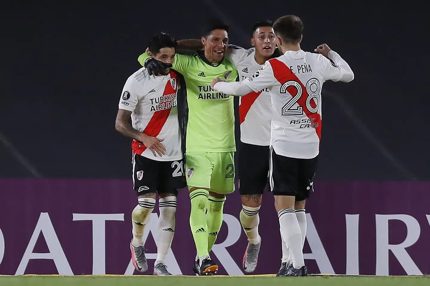 River Plate slog Independiente med 2-1. Midtbanespilleren Enzo Perez måtte trække i målmandstrøjen, da samtlige målmænd på det argentinske hold var udelukket fra kampen på grund af coronavirus.