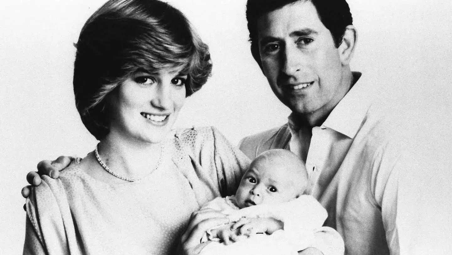 Officielt er det prins William, der blev født i 1982, der er prins Charles' førstefødte. Her ses prins Charles og en ung prinsesse Diana med en lille prins William.