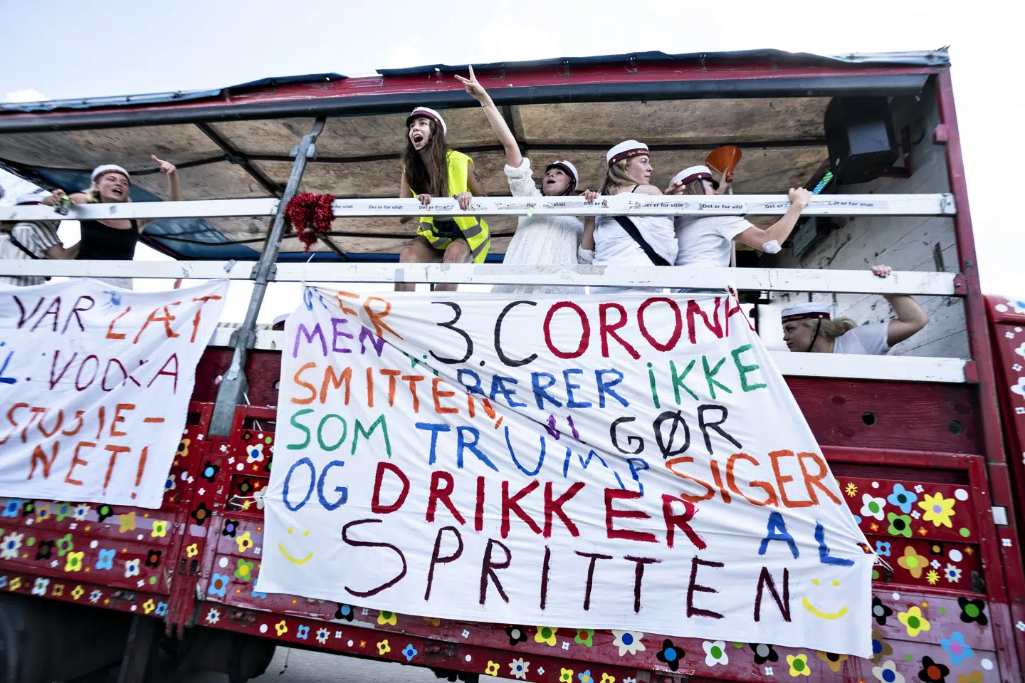 Det er som regel hen mod slutningen af juni, at årets studenter kan ses på hestevogne og lastbiler, mens de fejrer deres eksamensbeviser. Også i år bliver det muligt, selv om coronaepidemien fortsat er iblandt os. (Arkivfoto). Henning Bagger/Ritzau Scanpix