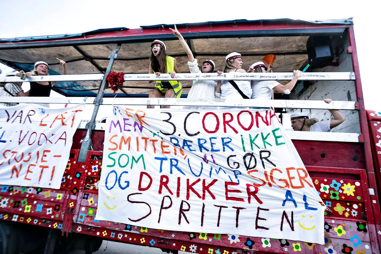 Studenter ses her under deres studenterkørsel omkring Viborg, torsdag den 25. juni 2020.. (Foto: Henning Bagger/Ritzau Scanpix)