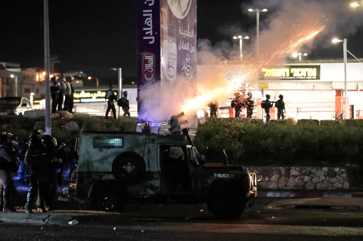 Israelsk sikkerhedsstyrker skyder med tåregas mod demonstranter i byen Umm al-Fahm i det nordlige Israel. Ahmad Gharabli/Ritzau Scanpix