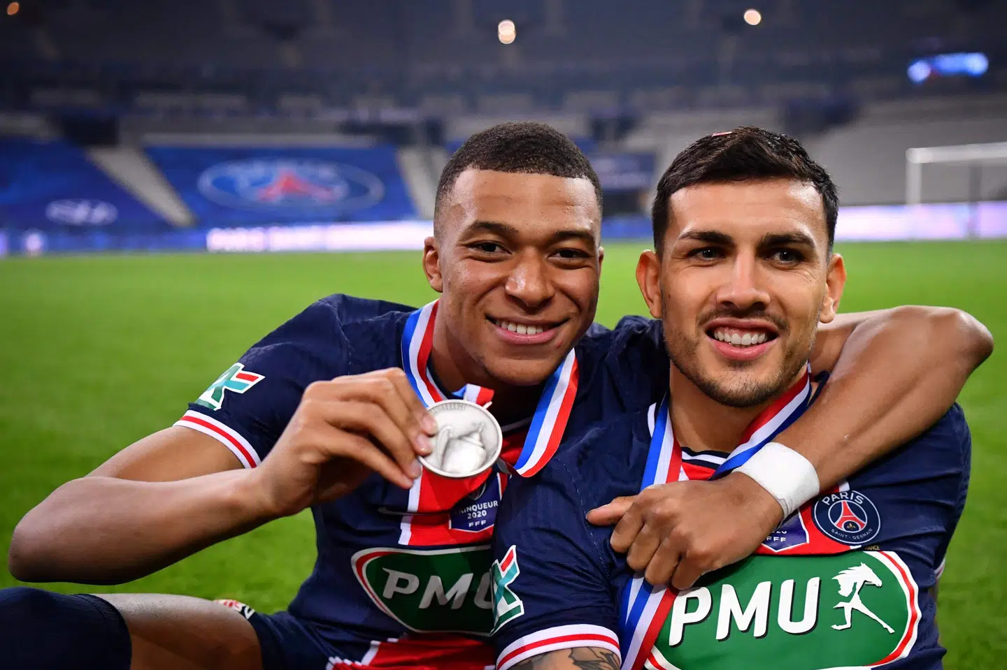 Paris Saint-Germains angriber Kylian Mbappé (til venstre) fejrer her onsdagens pokaltitel med holdkammeraten Leandro Paredes. Franck Fife/Ritzau Scanpix