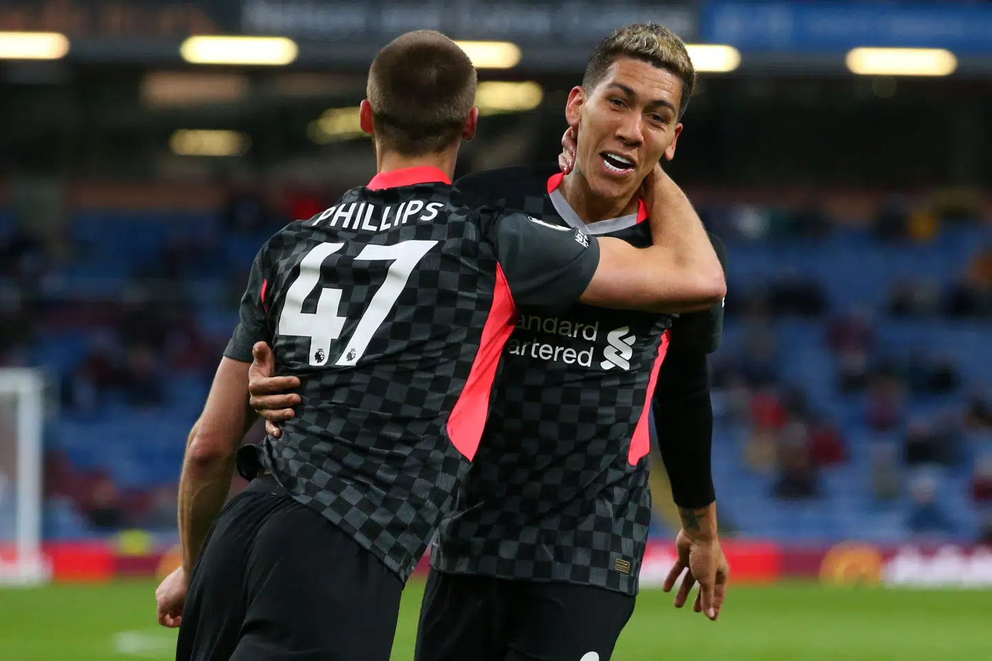 Liverpools Nathaniel Phillips fejrer et mål med Roberto Firmino. Begge spillere scorede i kampen. Alex Livesey/Ritzau Scanpix