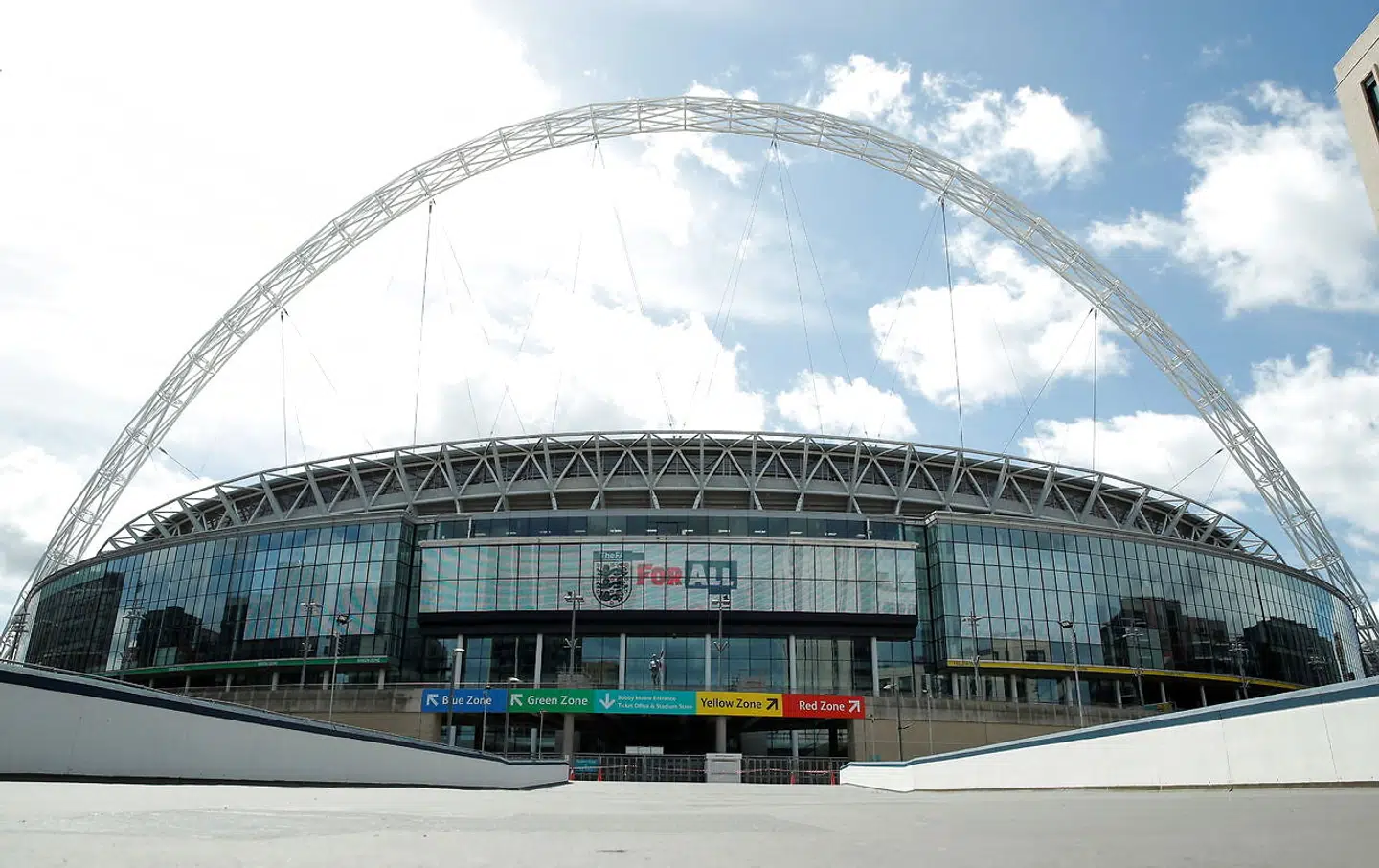 Fodboldstandions som Wembley og Chelseas Stamford Bridge tages muligvis i brug i ræset for at få de yngre vaccineret i en fart