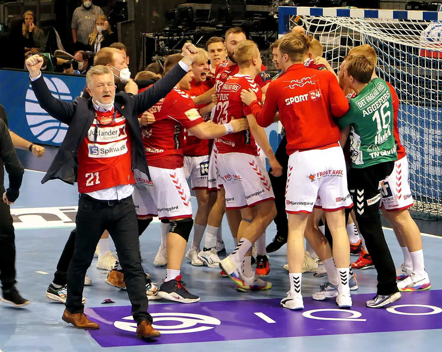 Håndbold. EHF. Herrer. Champions League. Flensborg. FLENS-Arena. SG Flensburg Handewitt vs Aalborg Håndbold. Onsdag den 19. maj 2021. Aalborg Håndbold klarede lige akkurat skærerne på udebane og er nu i FINAL4. Forrest ses en jublende glad direktør Jan Larsen.. (Foto: sportxpress/Ritzau Scanpix)