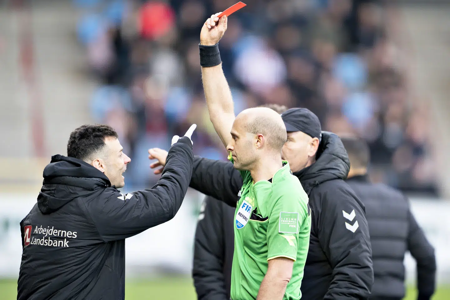 Dommer Peter Kjærsgaard uddelte to røde kort til Vejles bænk i overtiden i superligakampen mellem AaB og Vejle. Henning Bagger/Ritzau Scanpix