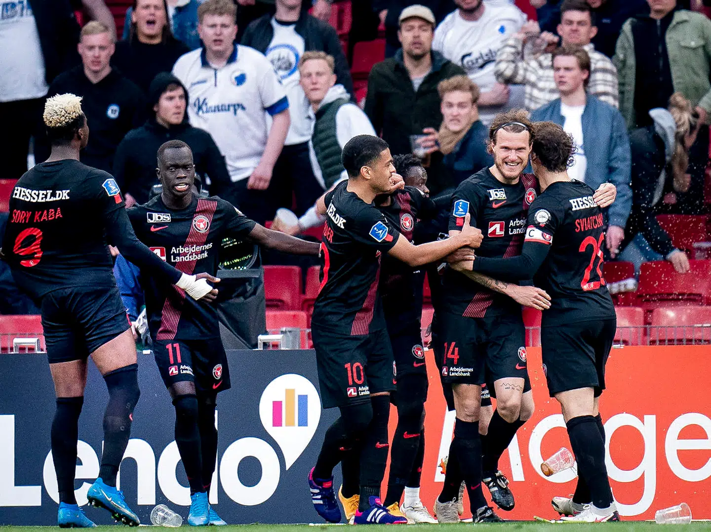 FC Midtjylland fejrer Alexander Scholz' scoring på det kontroversielle straffespark.