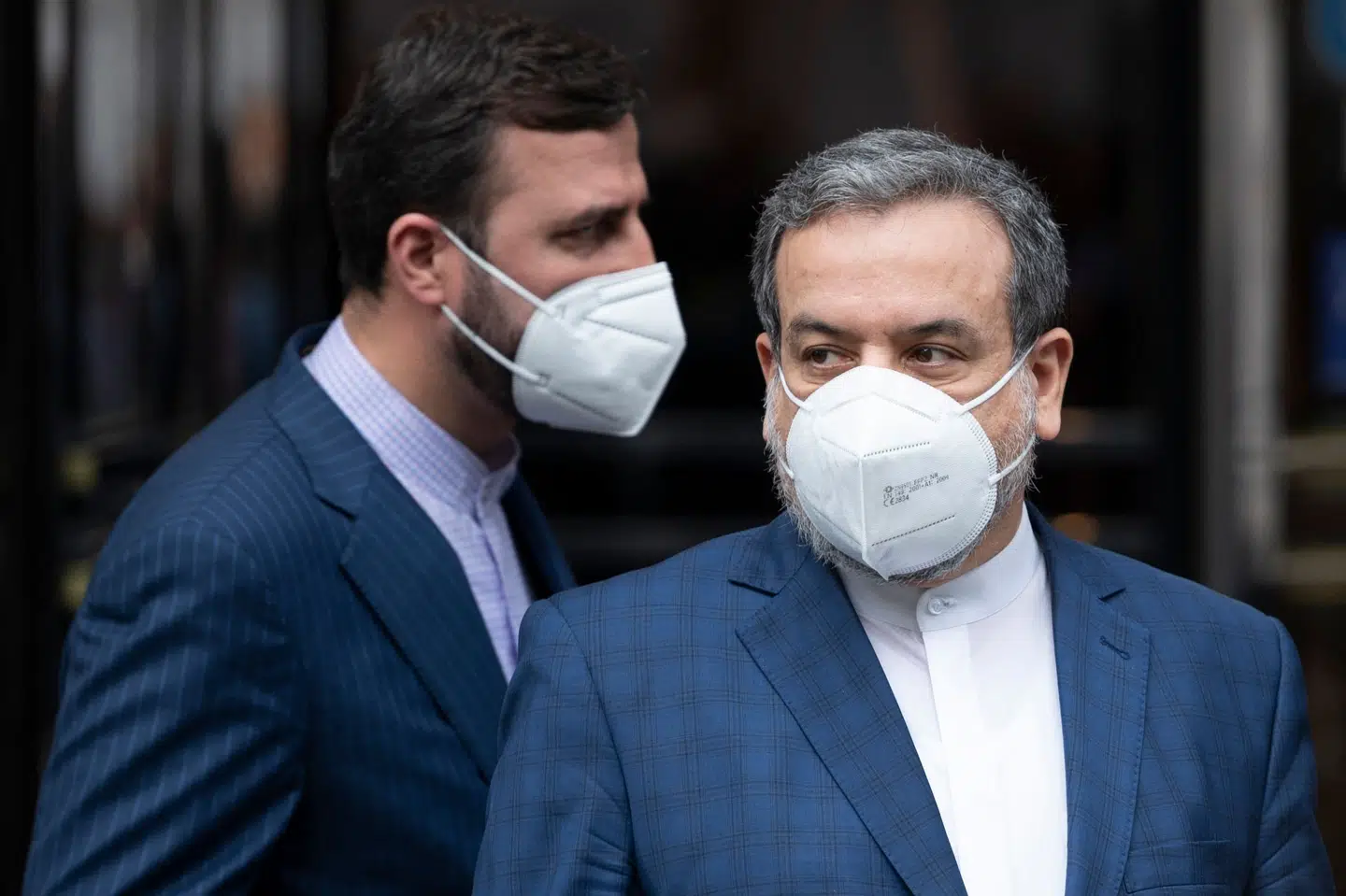 Irans viceudenrigsminister Abbas Araghchi (t.h.) og Kazem Gharib Abadi, som er den iranske udsending til Det Internationale Atomenergiagentur (IAEA), forlader Grand Hotel i Wien efter onsdagens møde i de fortsatte forhandlinger om at redde atomaftalen fra 2015. Joe Klamar/Ritzau Scanpix