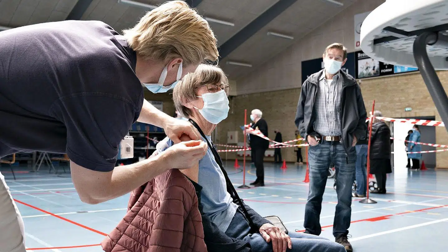 Næsten 1,7 millioner danskere har fået første stik af en coronavaccine.