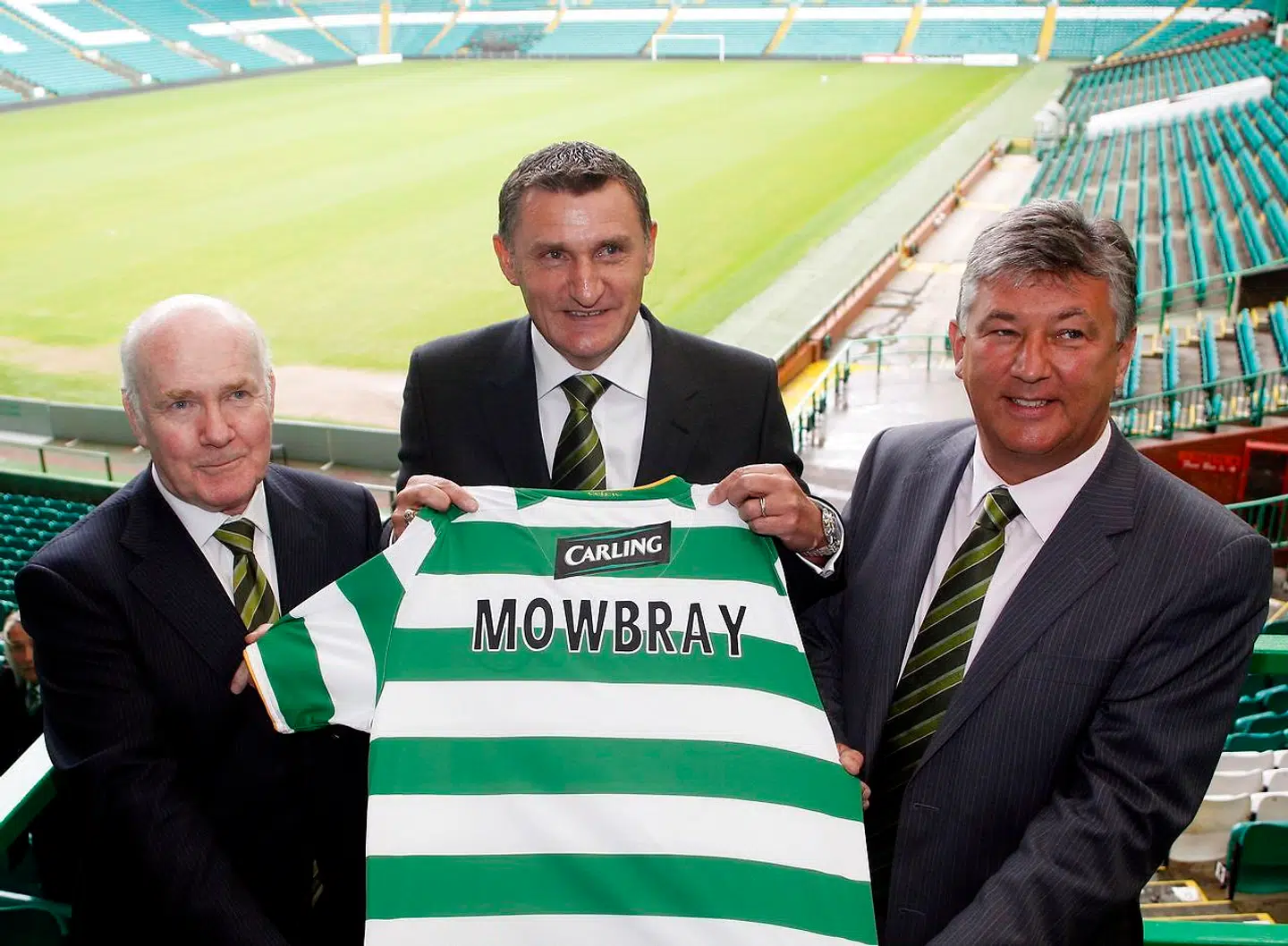 Peter Lawwell (th.) trækker sig i år fra posten som administrerende direktør i Celtic.