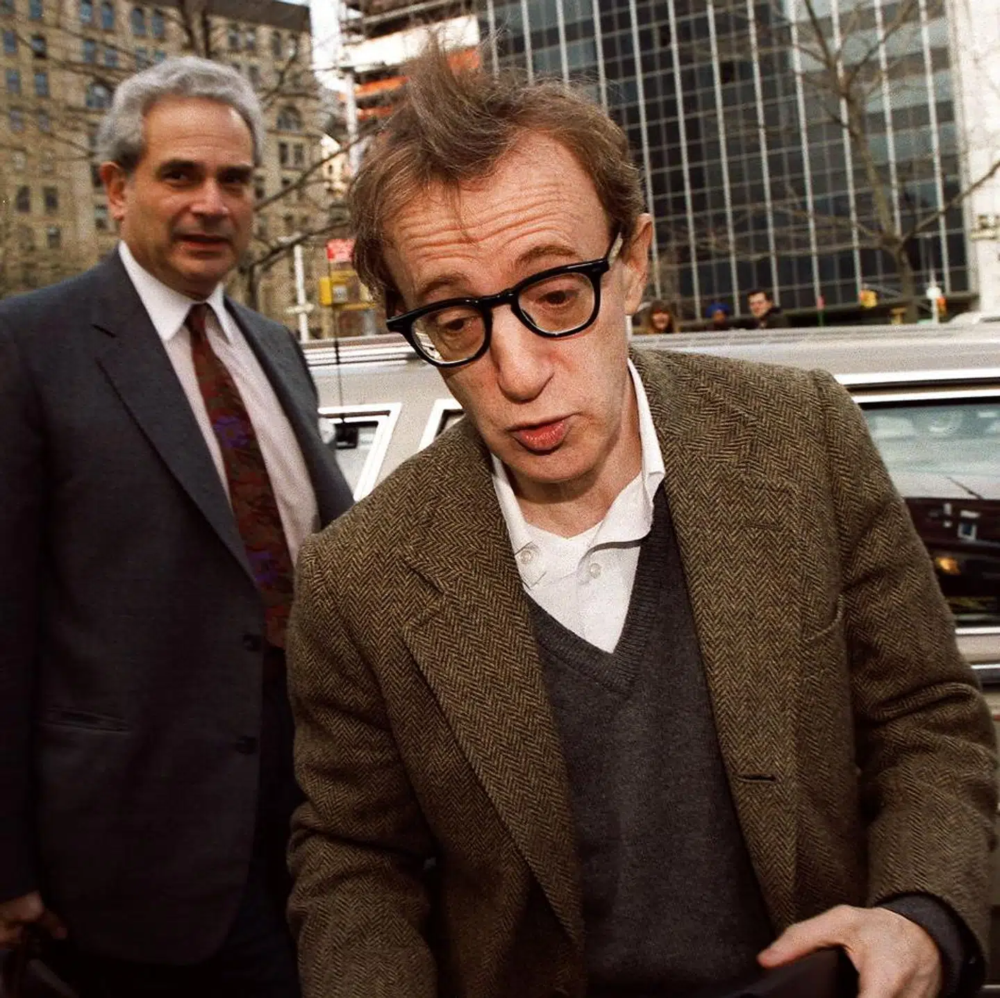Woody Allen fotograferet på vej ind i retten i marts 1993. Han og Mia Farrow kæmpede en lang kamp om forældremyndigheden over deres fælles børn. Mia Farrow vandt.