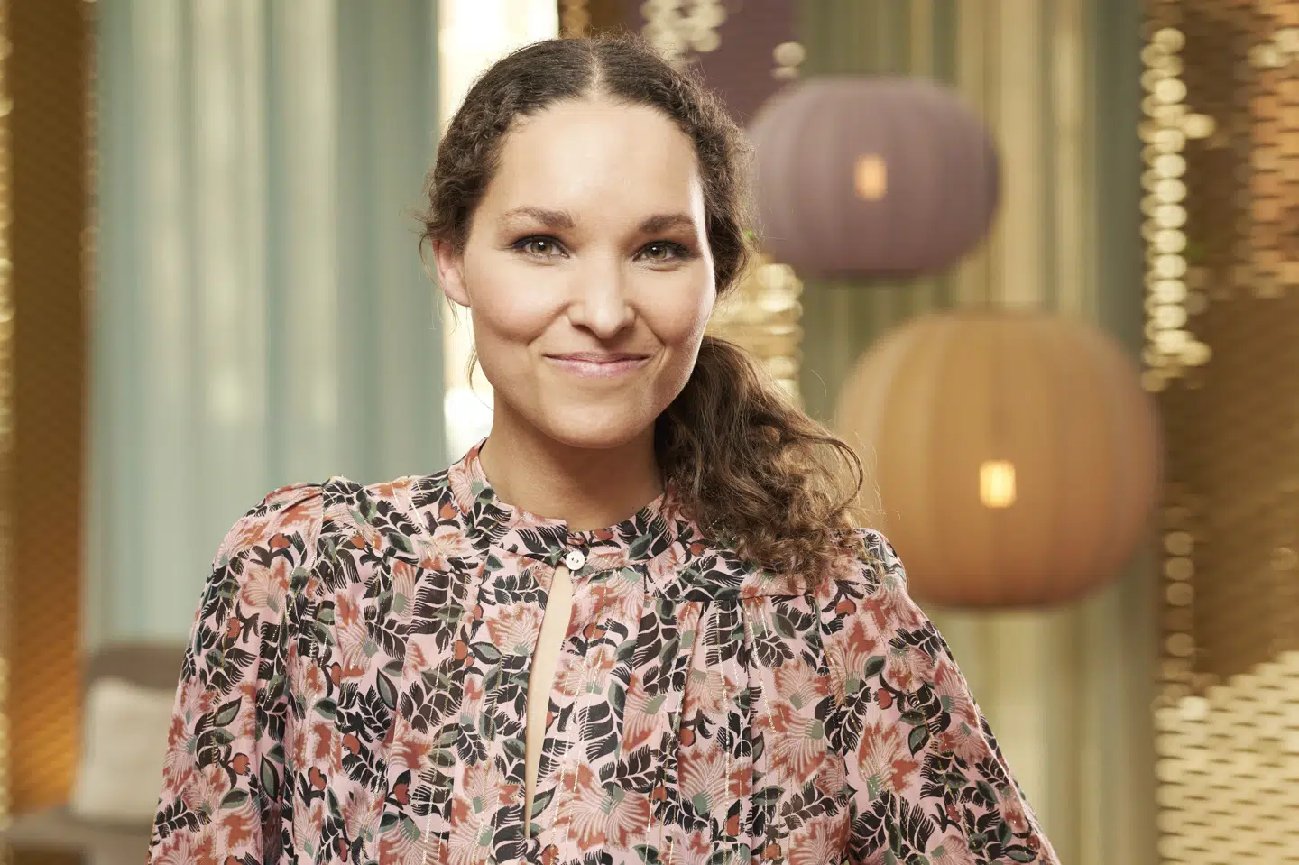 35-årige Nola Grace Gaardmand er uddannet journalist, og med jobbet på Aftenshowet er det nu det fjerde DR-program, hun kan byde velkommen til, siden hun begynde på DR i 2017. Martin Juul/Free