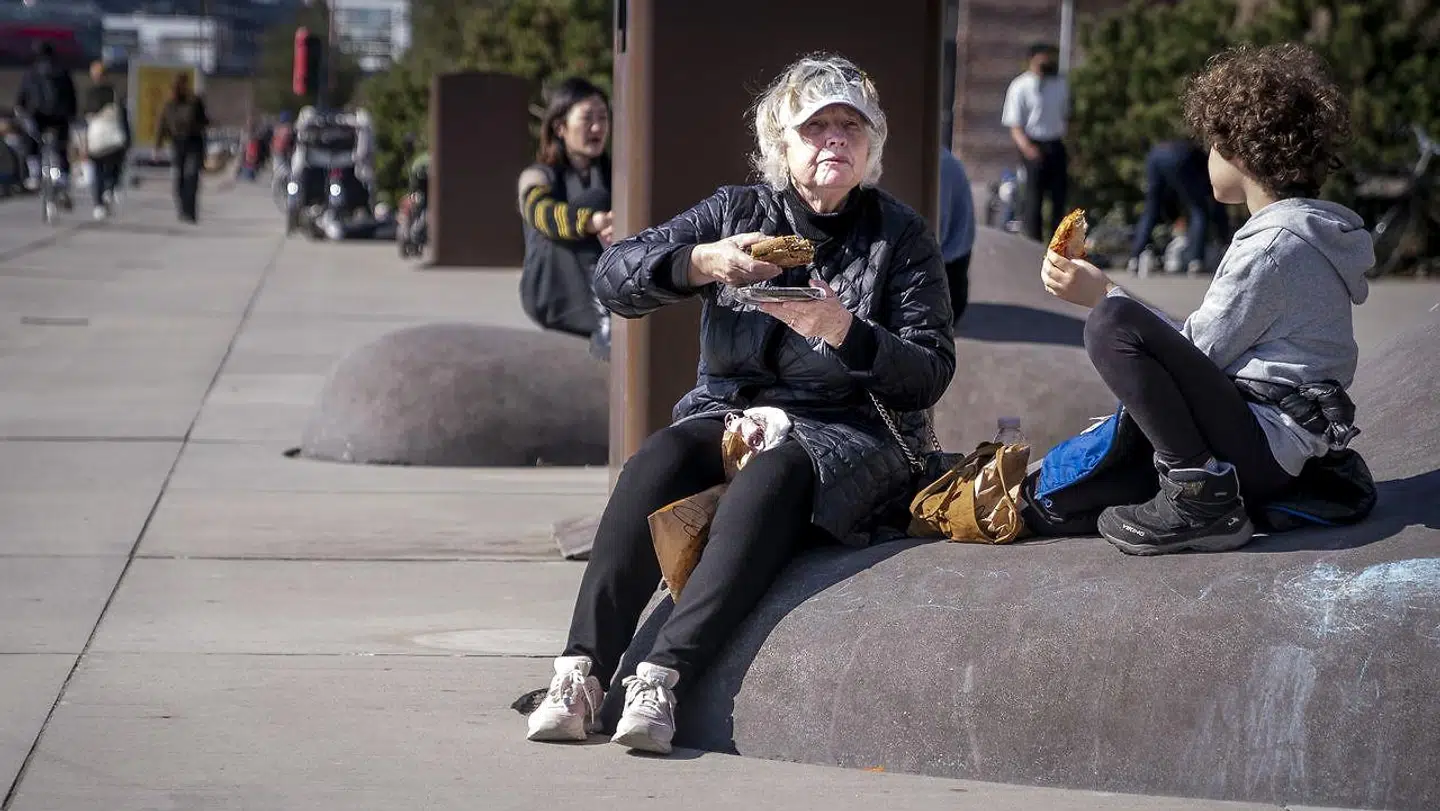 Det kan sagten blive muligt at nyde en bid mad i solen i dag, men det gælder om at vælge det rigtige tidspunkt.