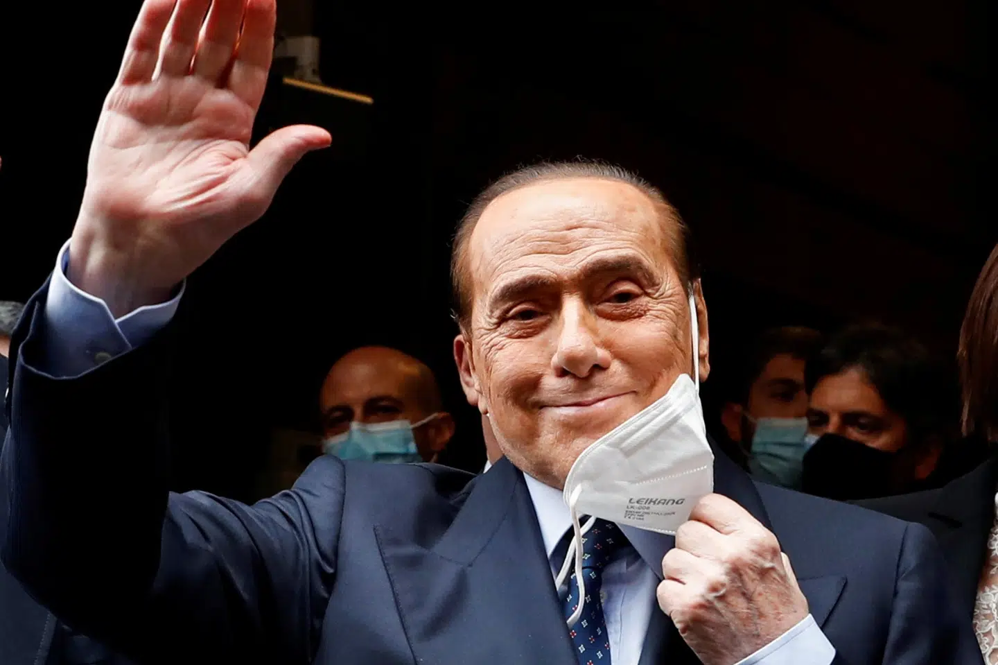 Den tidligere italienske premierminister Silvio Berlusconi er alvorligt syg og en retssag mod ham, hvor han er anklaget for at bestikke vidner, er midlertidigt suspenderet. Det meddeler en anklager i Milano onsdag ifølge Reuters. Yara Nardi/Reuters