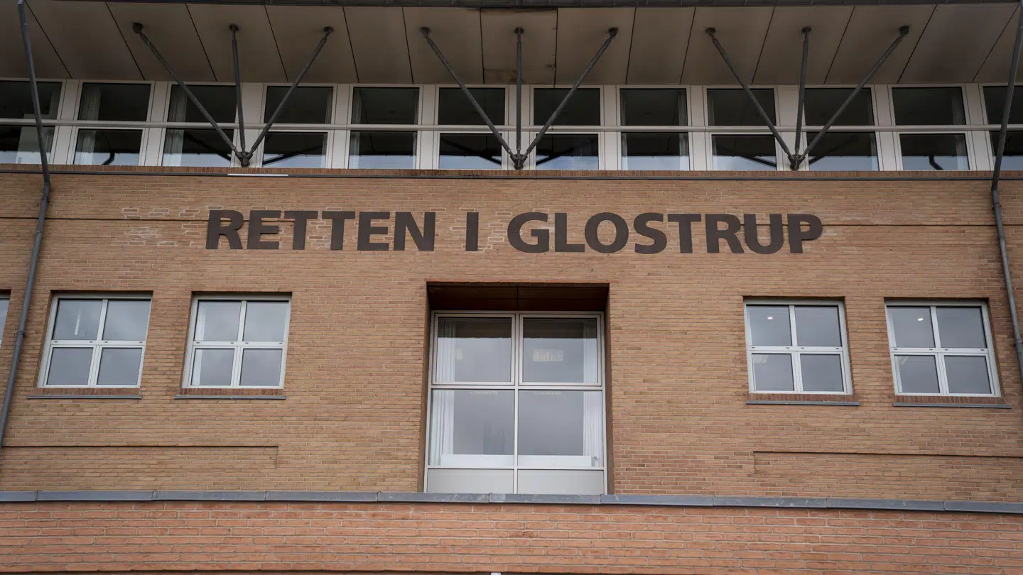 Retten i Glostrup har onsdag afgjort en sag, hvor et ældre ægtepar har været tiltalt for vold imod en muslimsk kvinde. Det skete på en parkeringsplads i Søborg i februar.