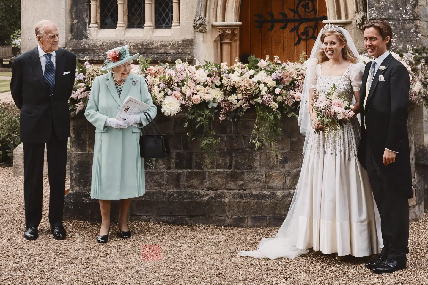 Prinsesse Beatrice og Edoardo Mapelli Mozzi blev forlovet i 2019 og giftede sig året efter. Prinsesse Beatrice var iført en kjole, som dronning Elizabeth har båret ved en tidligere anledning. Her ses det nygifte brudepar med dronning Elizabeth og prins Philip. Prins Philip døde i april i år. (Arkivfoto) Benjamin Wheeler/Ritzau Scanpix