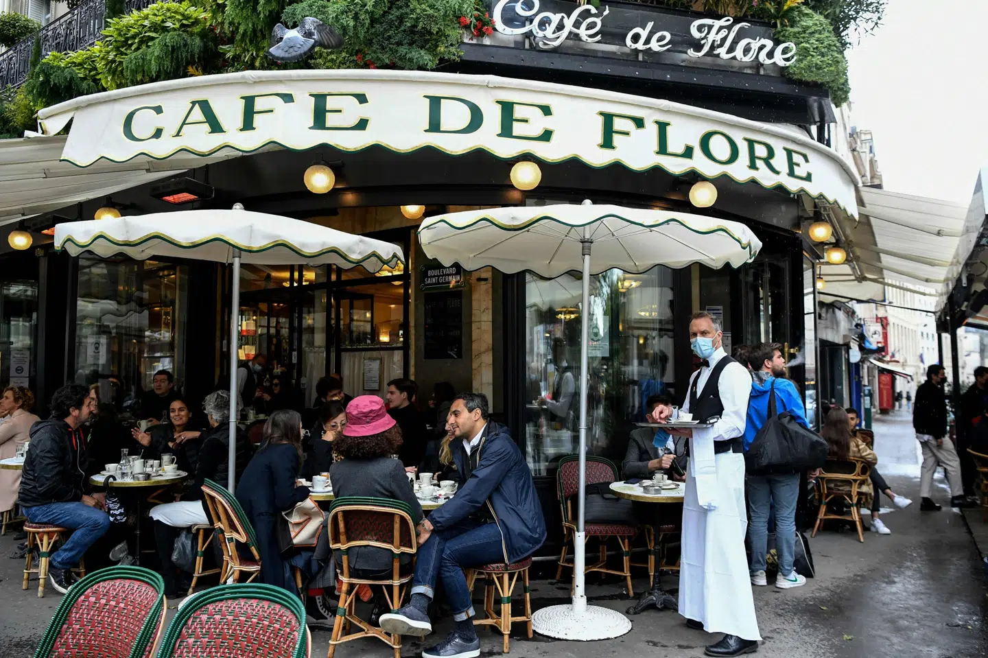 De første gæster onsdag på den berømte Café de Flore i det centrale Paris. Bertrand Guay/Ritzau Scanpix